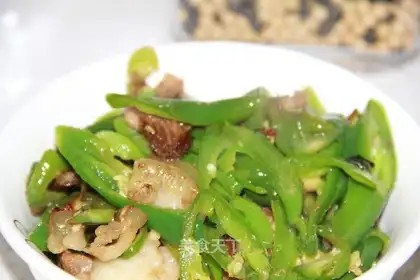 The green peppers are fried with meat