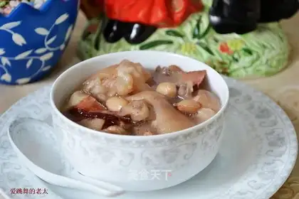 We'll cook the pig hoof with peanuts