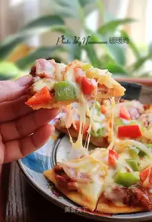 A bacon pizza with pasta