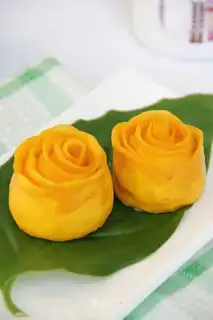 Yellow rose bun