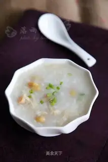 Porridge of white fruit and berry