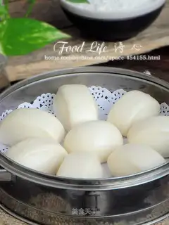 A hand knife to cut the buns