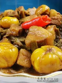 Stewed pork belly with chestnut and dried beans