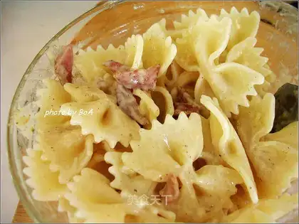 Cheese red sausage butterfly noodles