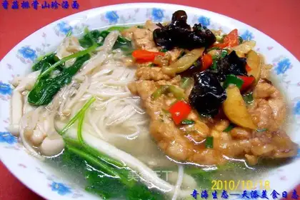Noodles in soup with mushroom ribs and delicacies