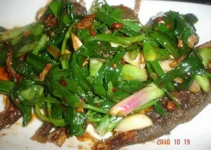 Fried fish in ginger and onion spicy sauce