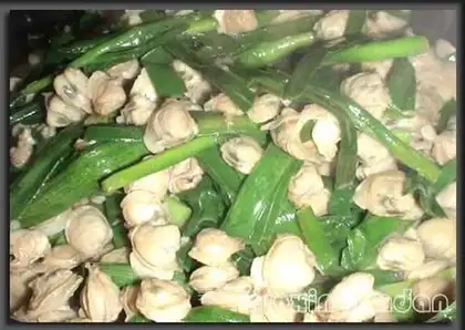 stir-fried clams with leeks