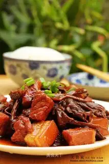 Roasted pork with tea tree mushroom