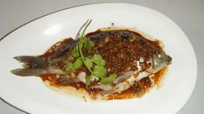 Steamed fish with minced garlic and soy sauce