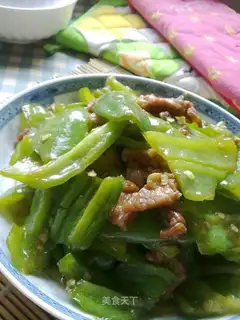 Fried pork slices with hand-shredded bell peppers