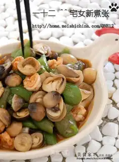 Stewed towel gourd with straw mushroom and shrimp balls