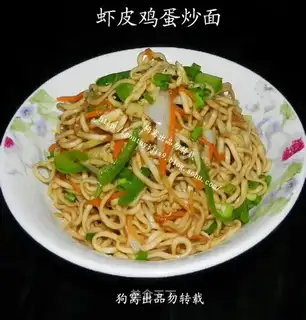 Fried noodles with shrimp skin and egg