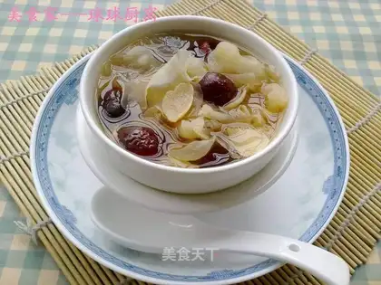 Lily, white fungus and red dates soup