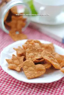 Crispy sesame leaves