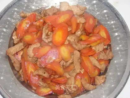 Stir fried pork slices with carrot