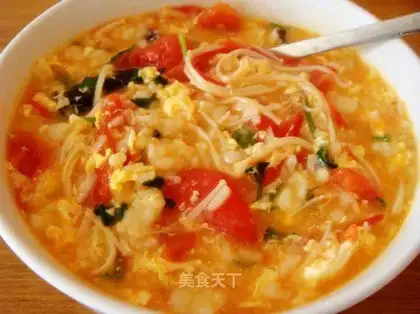 Tomato, egg and flower pimples soup