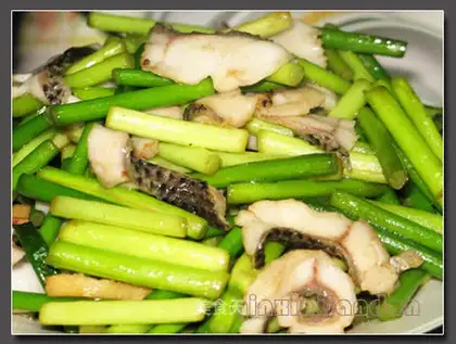 stir-fried raw fish with garlic