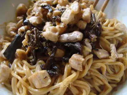 Mixed noodles with sprouts and diced pork