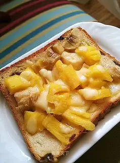 Little fruit toast pizza