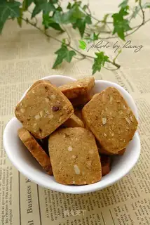 Red sugar almond cookies