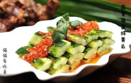 Garlic sauce and cucumber