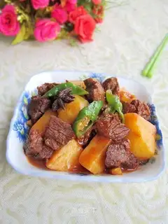 Tomato sauce, potato beef