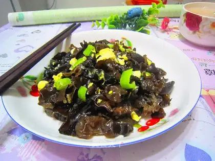 Plum pepper fried eggs