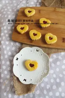 Strawberry sauce for a cookie