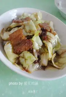 A pot of gravy