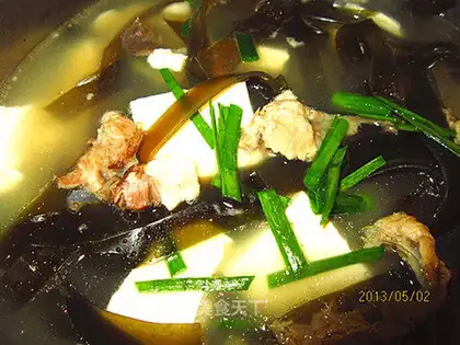 Seaweed tofu soup