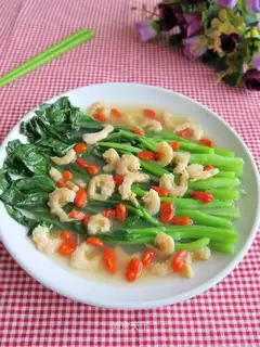 Shrimp cooks the dishes