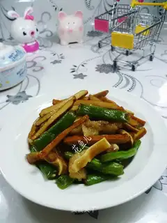 Scrambled bean fried pig ears