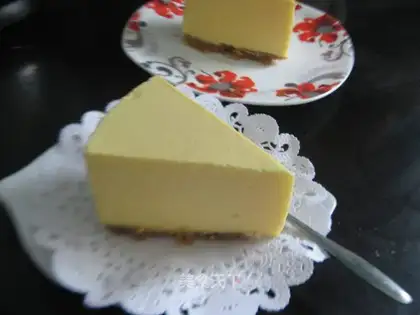 Yogurt mango mousse cake