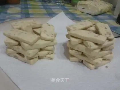 Mini-crackers with cashew nuts