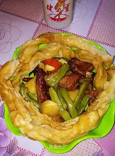 A meat pot and a roll