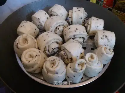 Black sesame rolls