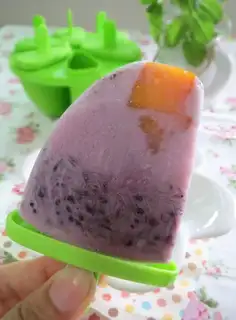 Milk saloon popsicles