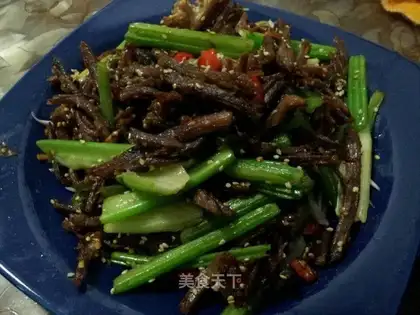 Spicy hands tore beef