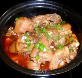Red-oiled bean pig hoof