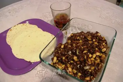 Sweet sauce and fried bubbly peanuts
