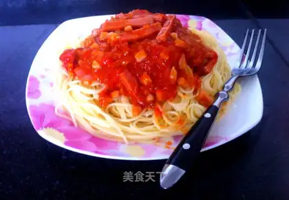 Tomato sauce and ham noodles