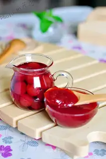 Sugary cherry and cherry jam