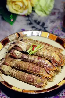 Black beer boils shrimp