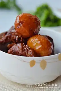 Red-cracked chops and potatoes