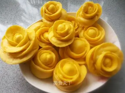 Yellow rose bun