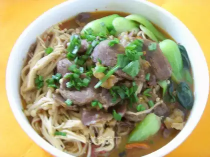 Stewed beef with green vegetables and golden lily slices