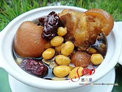 Braised pork knuckles with soybeans