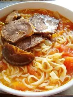 Beef noodles with tomato and mushroom
