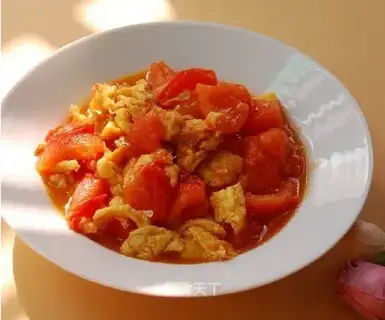 Hotel-grade scrambled eggs with tomatoes