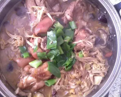 Stewed pig's feet with yellow wolfberry